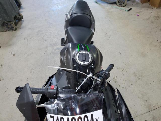 ML5EXER14RDAC3922 - 2024 KAWASAKI EX650 R 灰色 照片 5