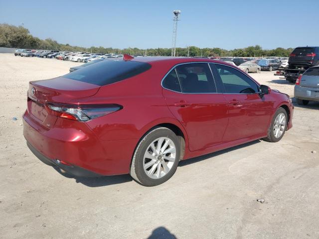 4T1C11AK6NU621609 - 2022 TOYOTA CAMRY LE RED photo 3