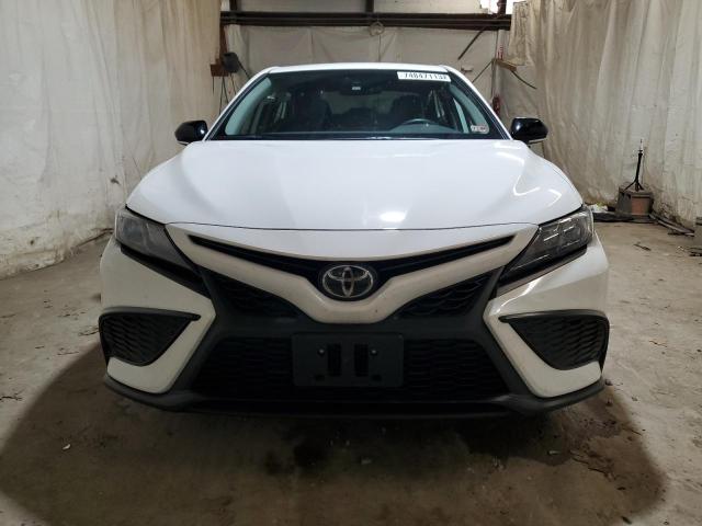 4T1G11BK7PU083991 - 2023 TOYOTA CAMRY SE NIGHT SHADE WHITE photo 5