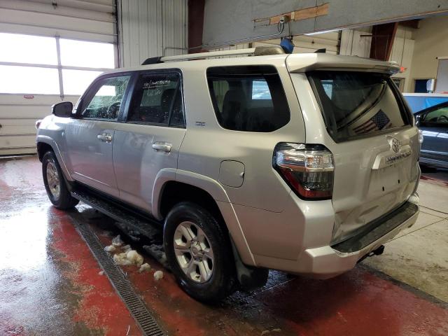 JTEMU5JR8P6142129 - 2023 TOYOTA 4RUNNER SE GRAY photo 2