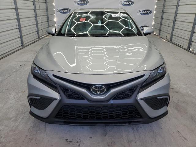 4T1G11AK7RU235479 - 2024 TOYOTA CAMRY SE NIGHT SHADE SILVER photo 5