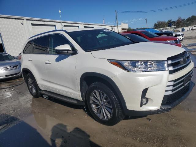 5TDKZRFH9JS286364 - 2018 TOYOTA HIGHLANDER SE WHITE photo 4