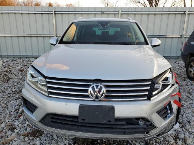 WVGEF9BP8GD010504 - 2016 VOLKSWAGEN TOUAREG SPORT SILVER photo 5