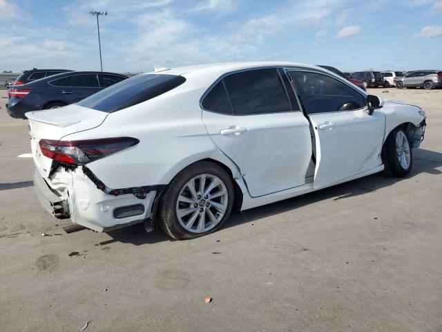 4T1C11AK1NU698615 - 2022 TOYOTA CAMRY LE WHITE photo 3