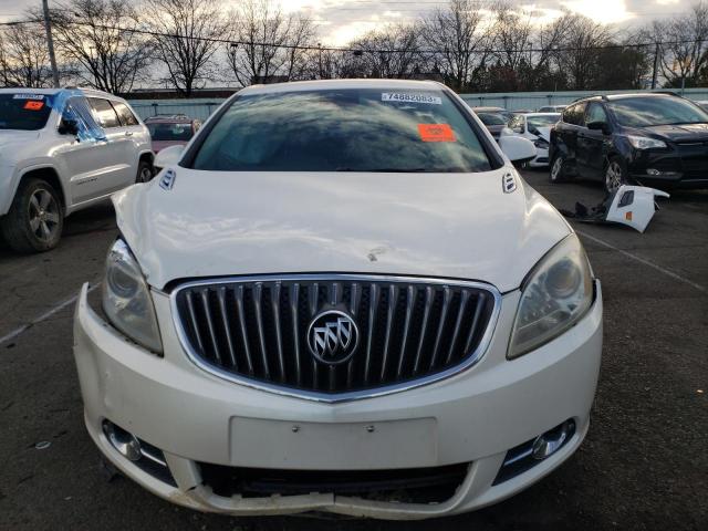 1G4PP5SK2D4153074 - 2013 BUICK VERANO WHITE photo 5