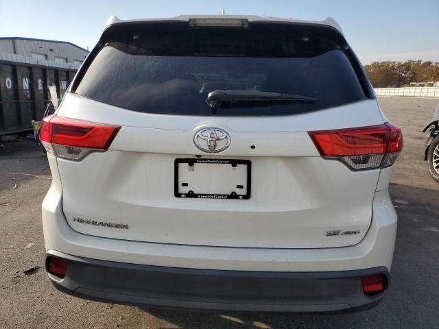 5TDJZRFH2HS383136 - 2017 TOYOTA HIGHLANDER SE WHITE photo 6