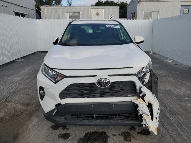 JTMP1RFV1KD503891 - 2019 TOYOTA RAV4 XLE WHITE photo 5