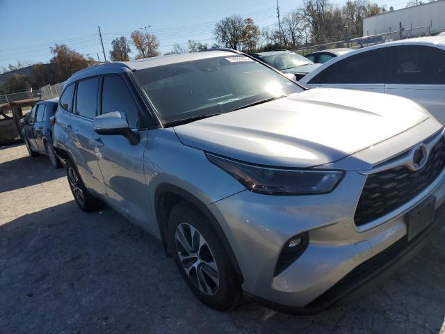5TDGZRBH9NS596919 - 2022 TOYOTA HIGHLANDER XLE SILVER photo 4
