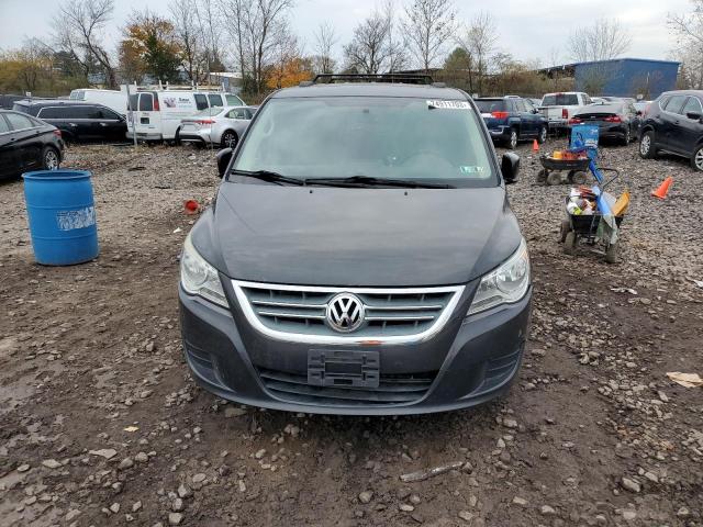 2C4RVABGXCR390284 - 2012 VOLKSWAGEN ROUTAN SE GRAY photo 5