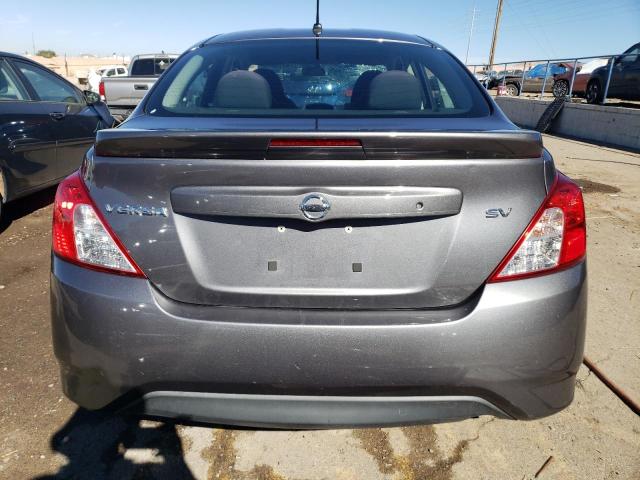 3N1CN7AP6JL859216 - 2018 NISSAN VERSA S GRAY photo 6