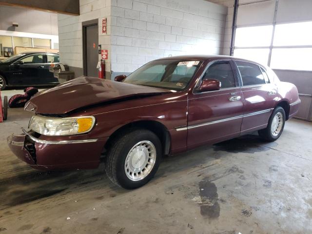 1LNHM81W0YY765811 - 2000 LINCOLN TOWN CAR EXECUTIVE MAROON photo 1