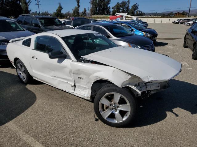 1ZVFT82H175232054 - 2007 FORD MUSTANG GT WHITE photo 4