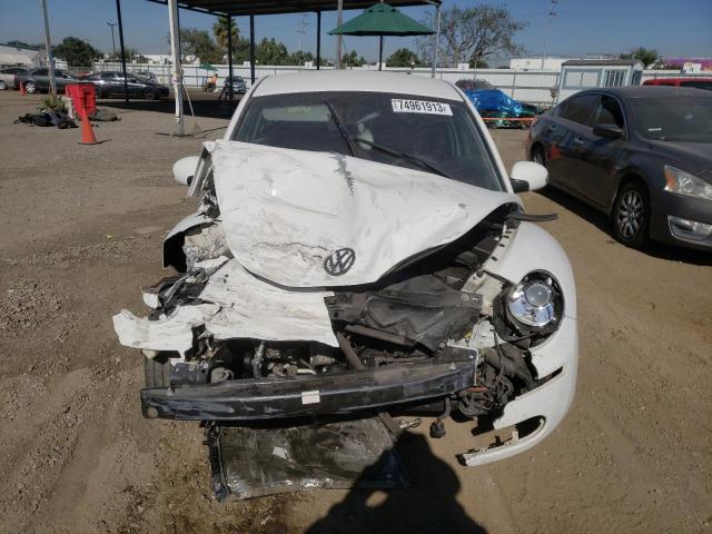 3VWPG3AG6AM015010 - 2010 VOLKSWAGEN NEW BEETLE WHITE photo 5