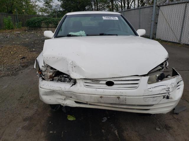 JT2BG22K8W0144346 - 1998 TOYOTA CAMRY CE WHITE photo 5