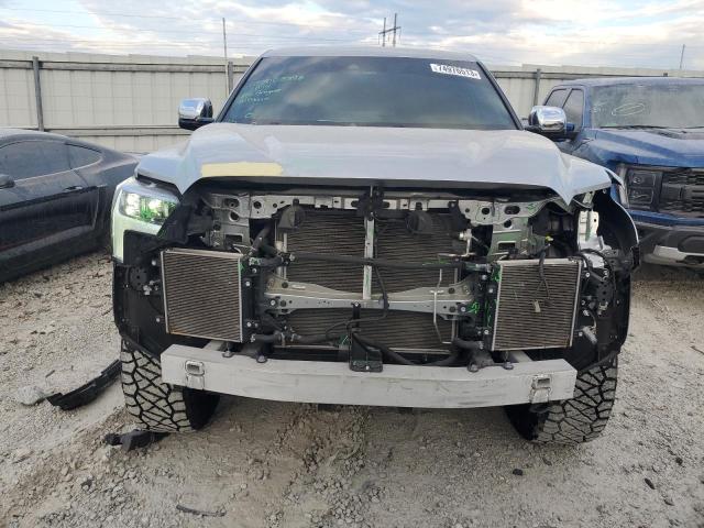 5TFMA5DB7NX004469 - 2022 TOYOTA TUNDRA CREWMAX PLATINUM Silber Foto 5