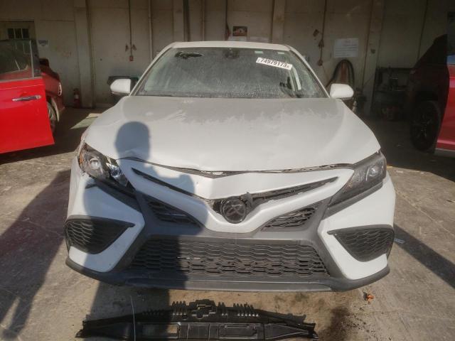 4T1G11AK5PU155658 - 2023 TOYOTA CAMRY SE NIGHT SHADE WHITE photo 5