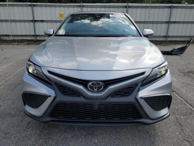 4T1G11AK2RU914348 - 2024 TOYOTA CAMRY SE NIGHT SHADE SILVER photo 5