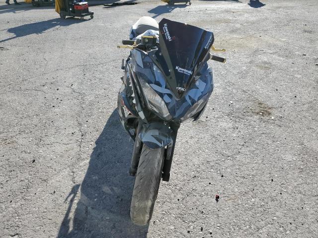 JKAEXEJ19HDA01932 - 2017 KAWASAKI EX650 J შავი ფოტო 2