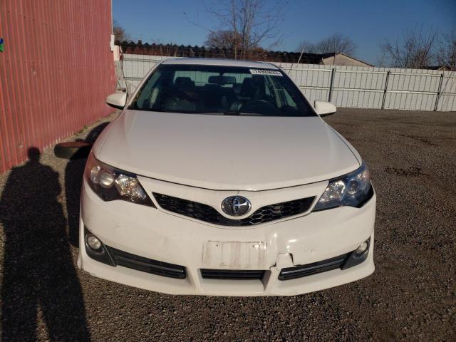 4T1BK1FK4EU549651 - 2014 TOYOTA CAMRY SE WHITE photo 5