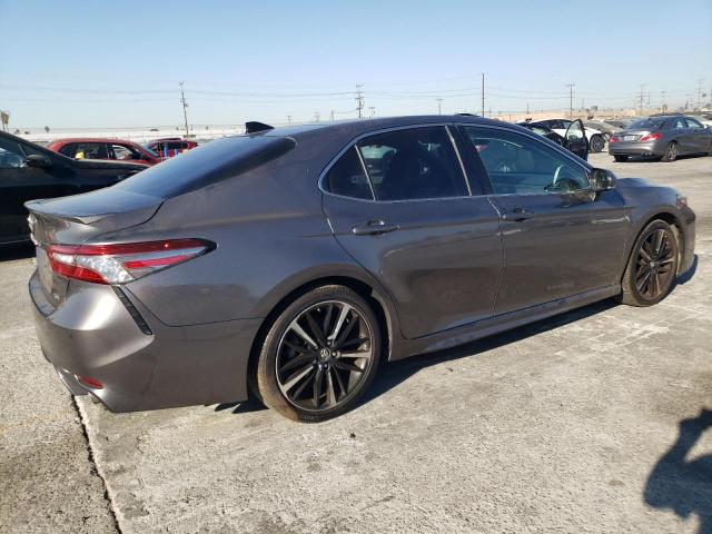 4T1B61HK9JU069388 - 2018 TOYOTA CAMRY XSE GRAY photo 3
