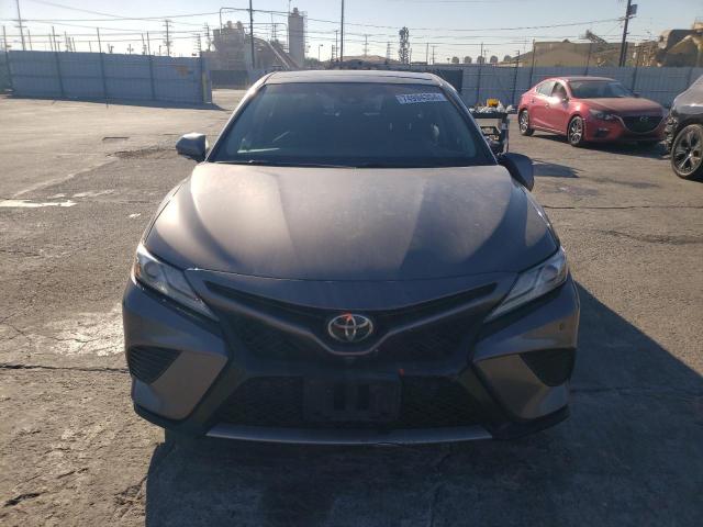 4T1B61HK9JU069388 - 2018 TOYOTA CAMRY XSE GRAY photo 5