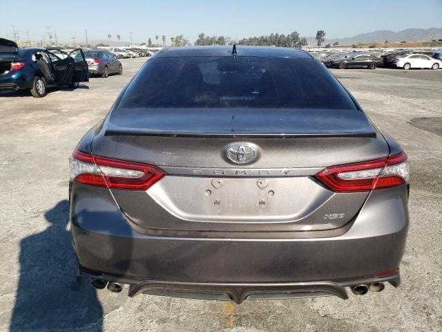 4T1B61HK9JU069388 - 2018 TOYOTA CAMRY XSE GRAY photo 6