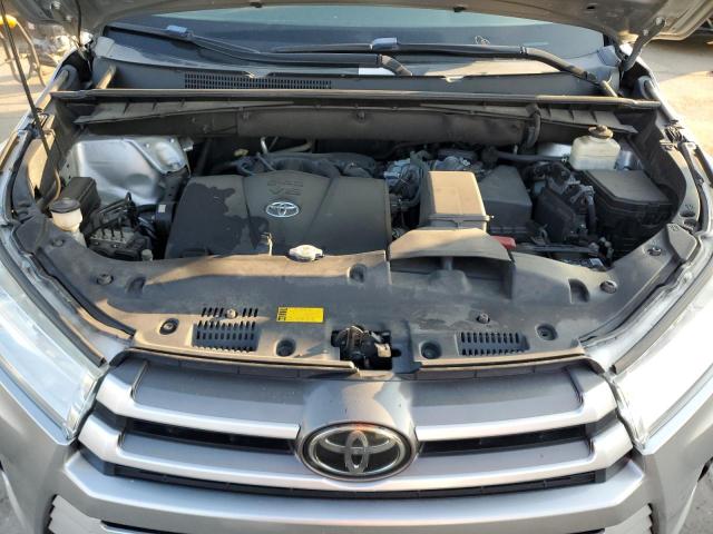 5TDKZRFH3JS544121 - 2018 TOYOTA HIGHLANDER SE SILVER photo 12