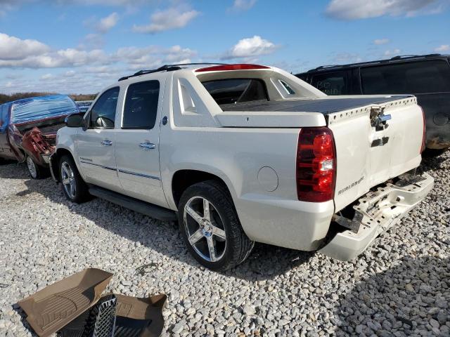 3GNTKGE70DG106799 - 2013 CHEVROLET AVALANCHE LTZ WHITE photo 2