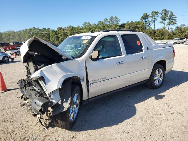 3GNTKGE75DG266273 - 2013 CHEVROLET AVALANCHE LTZ WHITE photo 1