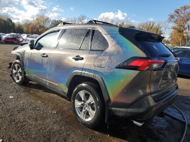 4T3RWRFVXNU056981 - 2022 TOYOTA RAV4 XLE GRAY photo 2