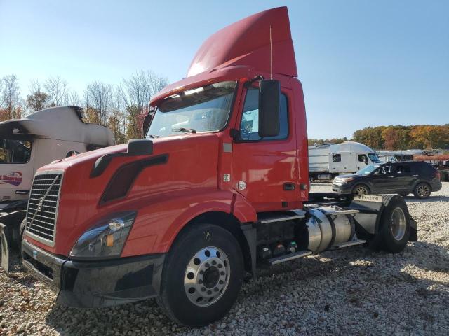 4V4N39EH3FN929910 - 2015 VOLVO VN VNL RED photo 2