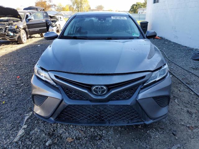 4T1B11HK5JU019957 - 2018 TOYOTA CAMRY LE A L GRAY photo 5