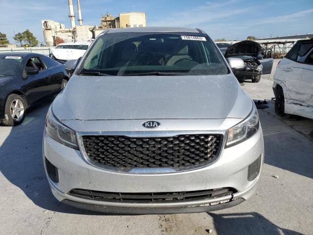 KNDMA5C11J6374227 - 2018 KIA SEDONA L SILVER photo 5