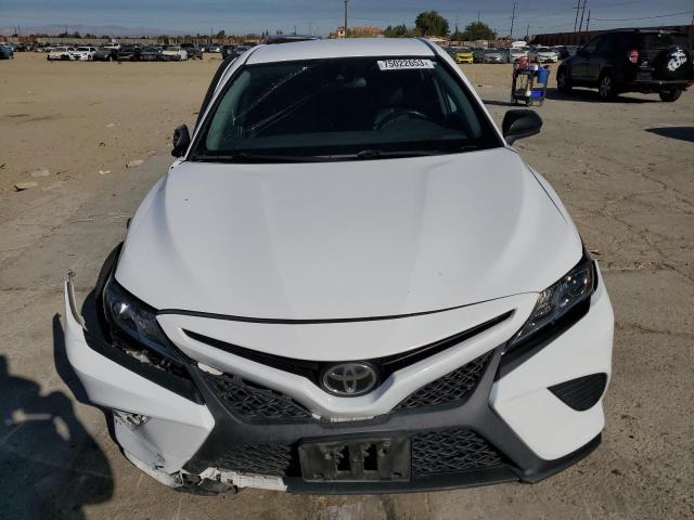 4T1B11HK2KU732607 - 2019 TOYOTA CAMRY L WHITE photo 5