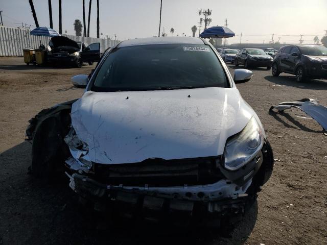 1FADP3R47EL382818 - 2014 FORD FOCUS BEV WHITE photo 5