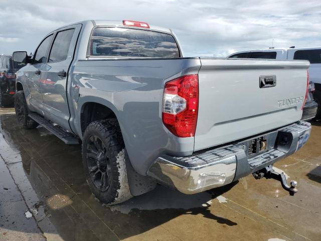 5TFEY5F14JX242374 - 2018 TOYOTA TUNDRA CREWMAX SR5 GRAY photo 2