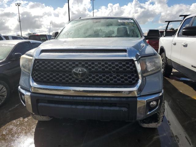 5TFEY5F14JX242374 - 2018 TOYOTA TUNDRA CREWMAX SR5 GRAY photo 5