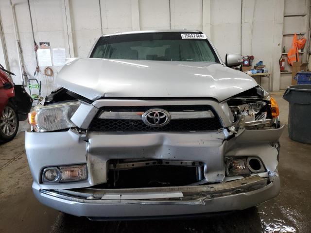 JTEBU5JR0B5072020 - 2011 TOYOTA 4RUNNER SR5 SILVER photo 5