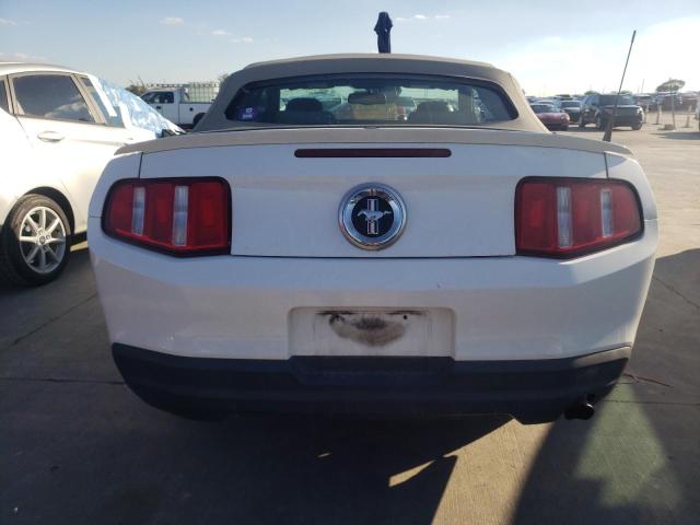 1ZVBP8EN5A5163929 - 2010 FORD MUSTANG WHITE photo 6