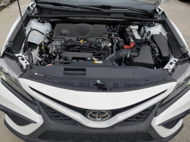 4T1G11AK4RU889775 - 2024 TOYOTA CAMRY SE NIGHT SHADE WHITE photo 11