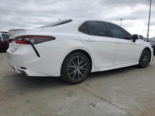 4T1G11AK4RU889775 - 2024 TOYOTA CAMRY SE NIGHT SHADE WHITE photo 3