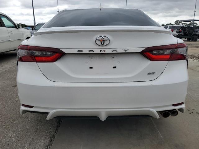 4T1G11AK4RU889775 - 2024 TOYOTA CAMRY SE NIGHT SHADE WHITE photo 6