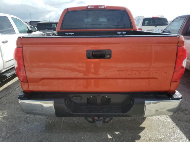 5TFEY5F15JX241802 - 2018 TOYOTA TUNDRA CREWMAX SR5 ORANGE photo 6