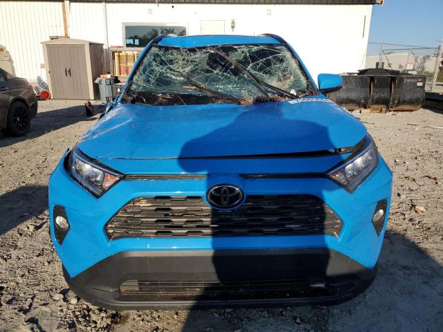 JTMW1RFV7LJ019870 - 2020 TOYOTA RAV4 XLE BLUE photo 5