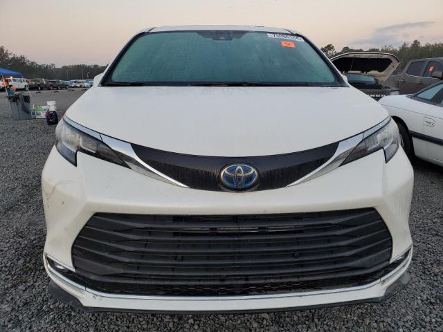 5TDYRKEC1MS061819 - 2021 TOYOTA SIENNA XLE WHITE photo 5