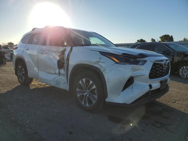 5TDHBRCH2MS518410 - 2021 TOYOTA HIGHLANDER HYBRID XLE WHITE photo 4