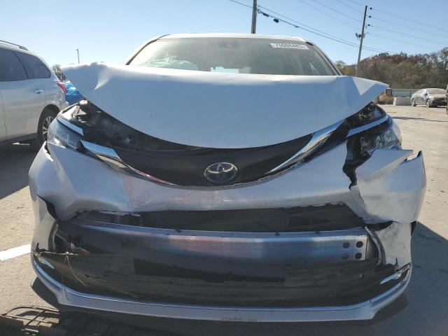 5TDYSKFC1PS075825 - 2023 TOYOTA SIENNA XLE WHITE photo 5