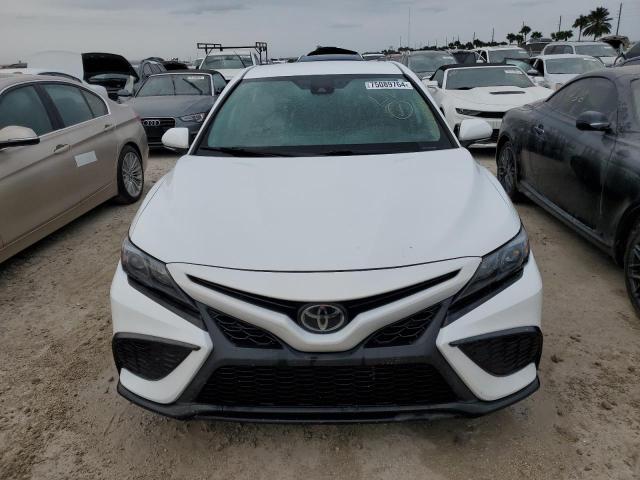 4T1G11AK2PU763749 - 2023 TOYOTA CAMRY SE NIGHT SHADE WHITE photo 5