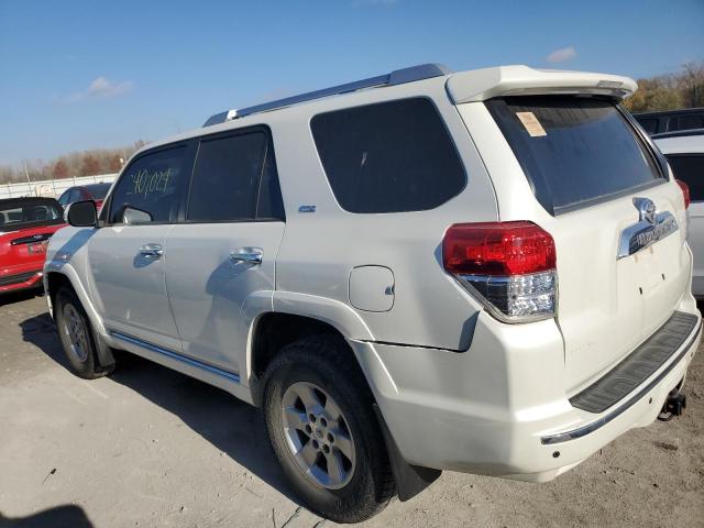 JTEBU5JR2B5054067 - 2011 TOYOTA 4RUNNER SR5 WHITE photo 2