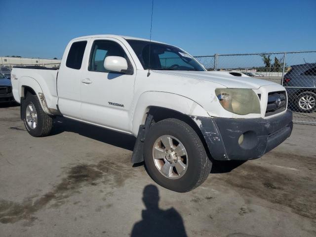5TETU4GN9AZ709439 - 2010 TOYOTA TACOMA PRERUNNER ACCESS CAB WHITE photo 4